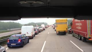 preview picture of video 'Einsatzfahrt FF Schkeuditz TLF16/25 - eine fast perfekte Rettungsgasse'