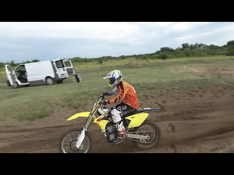 Edzés Nyúldombon.  Tomi és Szabolcs motor teszten a 450- esekkel 😀