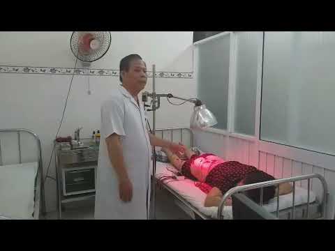 Bệnh nhân nữ 62t bị đau thần kinh tọa do thoát vị đĩa đệm l4l5 - l5s1 hơn năm nay. Bệnh nhân đau đớn đi lại khó khăn, đã từng chữa nhiều nơi nhưng không đỡ. Nay được Thầy Hà Đức Dự đang châm cứu chiếu đèn hồng ngoại, kéo cột sống v