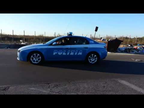Rom guidano finta volante della Polizia nel campo nomadi di Massimina