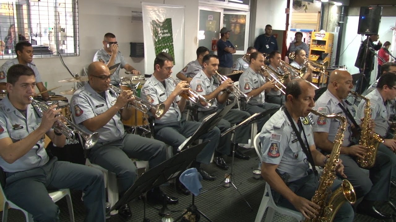 Jazz Band da PM traz animação para terminal de Diadema