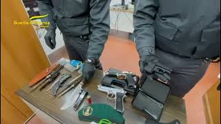 pistole-coltelli-e-munizioni-sequestrato-un-mini-arsenale