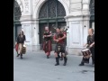 Bendi gjerman “dridh” Triesten me këngë shqipe
