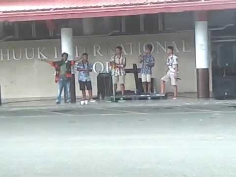 Aeroporto internacional de CHUUK AKI JAMANDO COM CRIANÇAS DE CHUUK (4)
