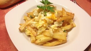 Huevos rotos con bacalao y patatas fritas