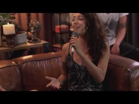 Zeynep Bastık ve Ezgi Mola   Gül Beyaz Gül