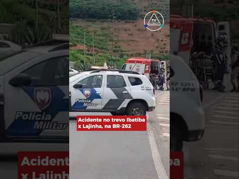 Acidente entre um carro e uma moto no trevo Ibatiba x Lajinha, na BR-262, no Espírito Santo.