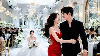 婚礼当天，他为了白月光当众逃婚让女孩成为全场笑话，她不哭不闹当场嫁给暗恋自己多年的首富霸总，将她宠上天！