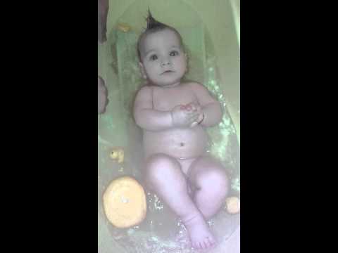 Beba koja uziva kada se kupa :-)