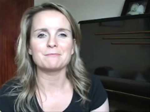 (How To Play The Bodhran) Difference Between Tunable and NonTunable Bodhrans