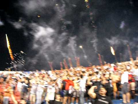 "LA ESCOLTA LIBERTAD - entrada del GUMA de visita en la olla (25SET2011)" Barra: La Escolta &bull; Club: Libertad