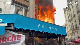 Scontri a Parigi, incendiata la facciata di un ristorante