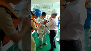 Download lagu Assalamualaikum..ini adalah Tutorial cara cepat memakai baju tahan api guys. #kapalferry mp3