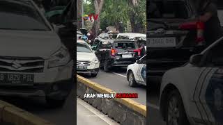 Download lagu iral! Mobil Lawan Arah Tabrak Kendaraan, Sopir Ternyata Bawa Senjata Tajam mp3