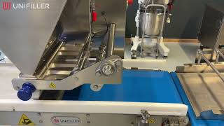 Sheet Cake production on the Multi Station: the front guide rail leads the trays in perfect position