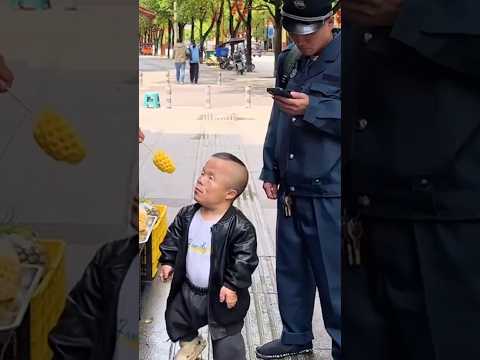 ‎من المدهش وجود أناناس مجاني على جانب الطريق!