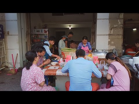Popular Breakfast - Traditional Noodle With Green Fish Curry - Num Banhchok Somlaor Khmer