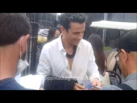 Luke Kirby signs autographs for TopPix