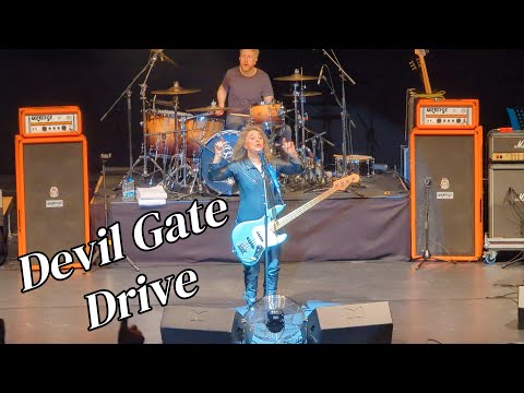 SUZI QUATRO - LIVE - DEVIL GATE DRIVE - 12.12.2022 - Friedrichstadt-Palast Berlin (Germany)