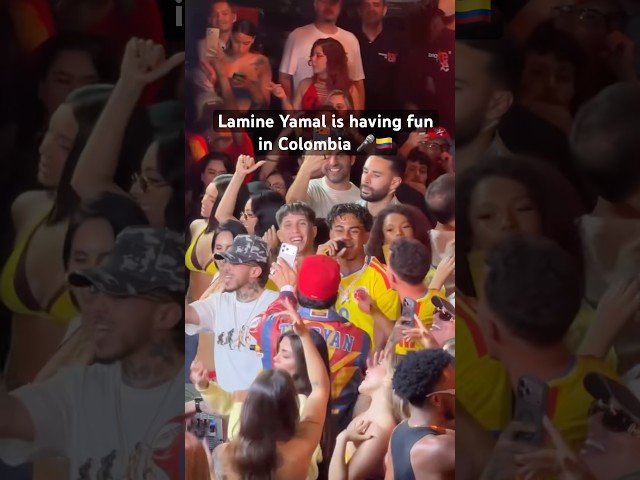 Lamine on stage with Ryan Castro in Medellín, repping Colombia kit and all 🎶