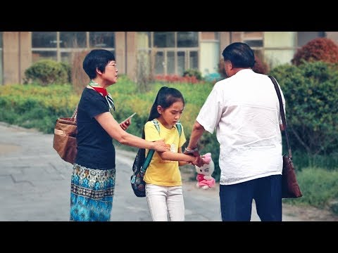 當小女孩被中年男子誘拐，一位小伙指著他鼻子吼道：快滾！