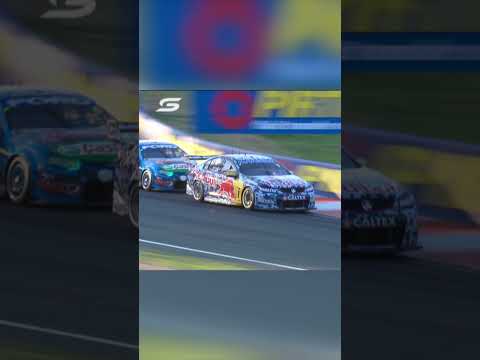 GREATEST FINAL LAP EVER 😍 #top10 #bathurst1000