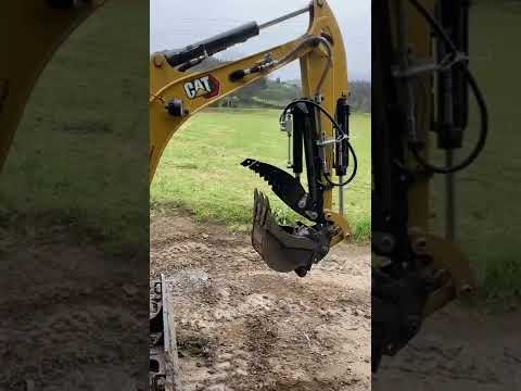 Montaggio errato pollice benna.  Incorrect assembly of the thumb bucket.