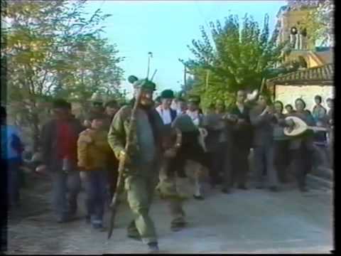 Τα Ρογκατσάρια στο Μεγαλοχώρι Τρικάλων: μεταμφιεστικό δρώμενο του Δωδεκαημέρου, όπου ομάδες μεταμφιεσμένων περιέρχονται τα σπίτια με κουδούνια, τραγούδια και παρωδιακά επεισόδια. Για την εθνοθεατρολογία η εθνογραφική καταγραφή είναι τεκμήριο για να αναλύσει τους ρόλους, τη μεταμφίεση και τη σχέση ανάμεσα σε όσους δρουν και όσους παρακολουθούν.