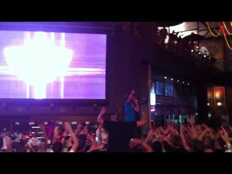 Mickie Krause im Megapark am 30.06.2011 - Ballermann Hits 2011 - Schatzi, schenk mir ein Foto