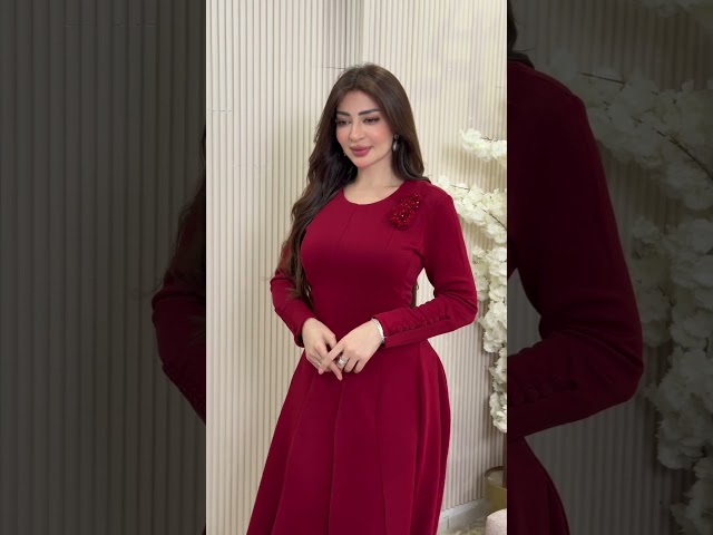 فستان أحمر ميدي بقصة واسعة وتفصيل زهري