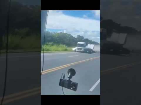 Carga espalhada chama atenção na BR-135 em Minas Gerais