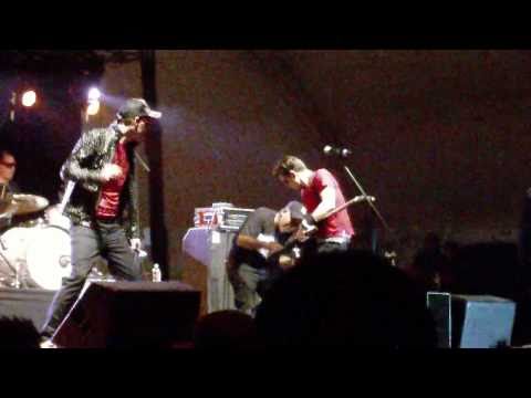 The Pinker Tones - Sampleame (Vive Latino 2011)