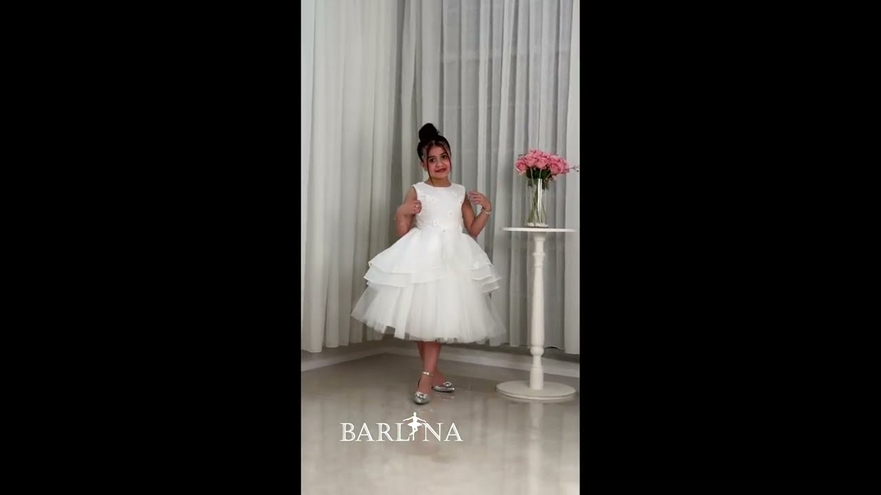فستان بناتي أبيض انيق بتفاصيل بسيطة - سنة