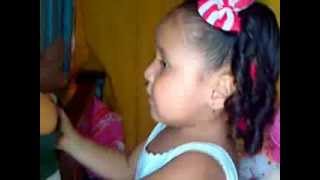 preview picture of video 'Alysson niña de 30 meses dice capitales y departamentos de colombia'