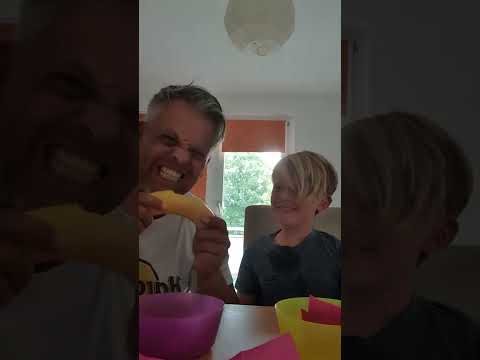 Essen ablecken oder abbeißen - erstes Video von Juri und Christian