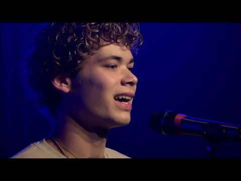 Nawrot Lillian interprète  "Amsterdam" de Jacques Brel au concours Cordes aux voix.