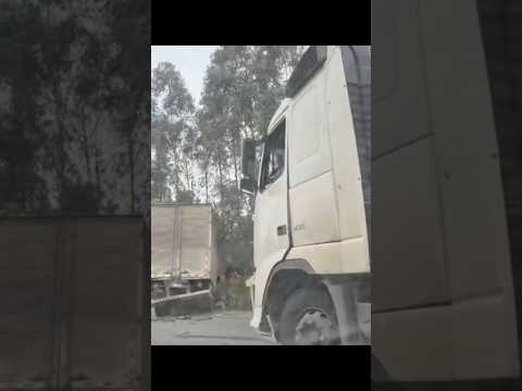 🚚 Colisão entre caminhões deixa trânsito lento na MGC-265 em Rio Pomba