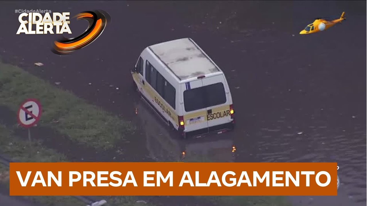 Van escolar fica presa em alagamento na rodovia Presidente Dutra, em SP