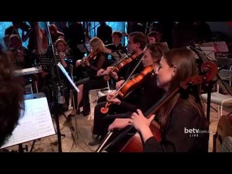 «Musique d'ameublement» [Μουσική επίπλωσης] του Erik Satie [Έρικ Σατί], σε εκτέλεση της ορχήστρας Armonia Ludus υπό τη διεύθυνση του Μιχαήλ Μενάμπντε [Mikhail Menabde] (Κίεβο, 2016). Συλληφθείσα ως ηχητικό περιβάλλον που γεμίζει τα διαλείμματα και τις παύσεις χωρίς να απαιτεί ακρόαση, η «μουσική επίπλωσης» μετατρέπει το ίδιο το διάλειμμα σε αισθητικό αντικείμενο.