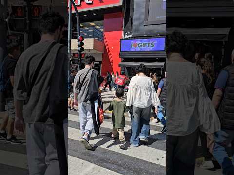 Gino Tino Mamá cruzando Carlos Pellegrini Obelisco Av Corrientes Buenos Aires Argentina 26/10/25