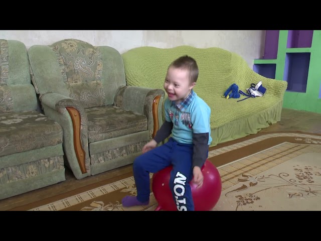 Общительный, любит бегать, играть в мяч - 8-летний Мурат Адиатуллин проживает в поселке Зверосовхоз