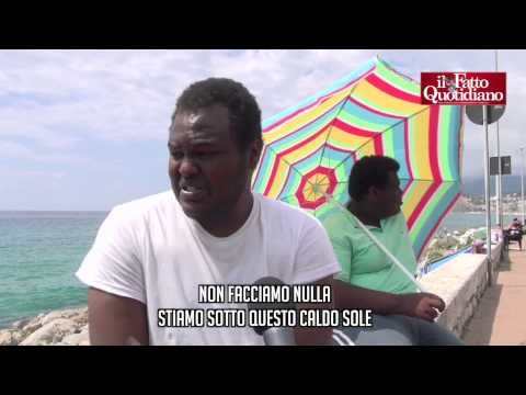 Ventimiglia, "sugli scogli da giorni, ma non interessa a nessuno. E' terribile con il Ramadan"