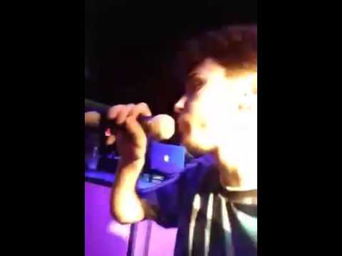 Izi Viene Insultato E Risponde Improvvisando In Autotune Volare