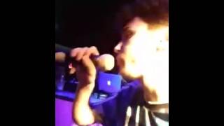 IZI VIENE INSULTATO E RISPONDE IMPROVVISANDO IN AUTOTUNE - VOLARE