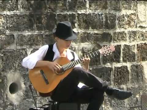 Amazing Street Guitarist in Paris