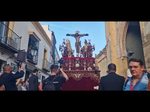 Cristo de las Penas de Santiago en la salida de la Mezquita Catedral en la Magna de Córdoba 2025 