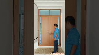 บานเปิดคู่หน้าบ้านแบบทึบและมีช่องแสงในตัว