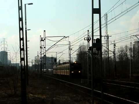 EN57 jako regio do Częstoochowy odjeżdza z stacji Łódź Fabryczna z otwartymi drzwiami