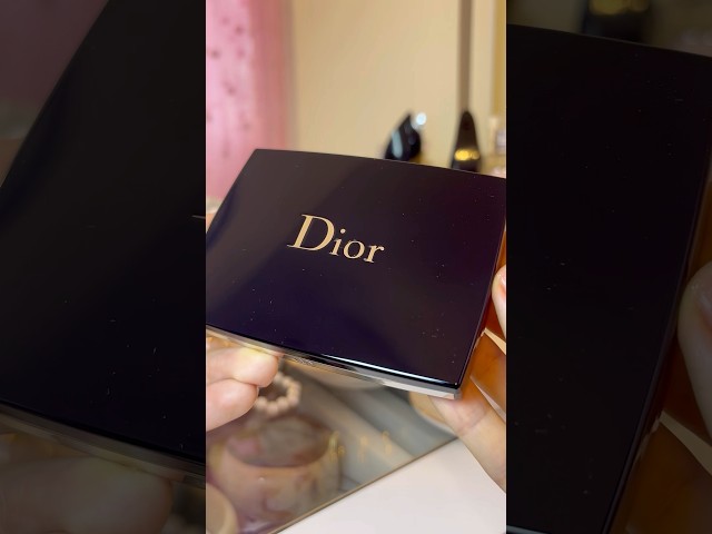 Vídeo relacionado con Dior Forever Natural Velvet Matte Compact Foundation 10 g (1N Neutral)