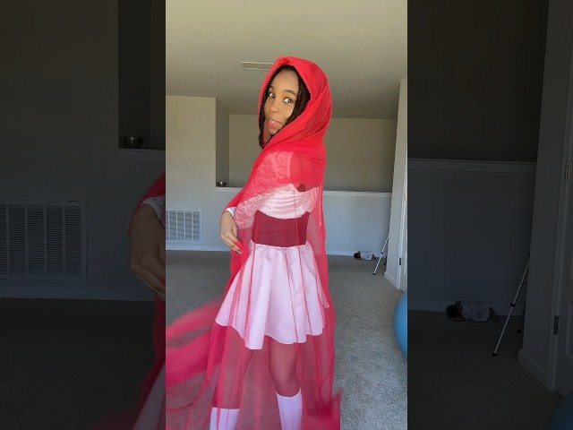 Vídeo relacionado con CWENDANER Disfraz de Caperucita Roja para adultos, vestido y capa con collar, guantes y medias negras, disfraz de princesa Red Riding Hood para carnaval, cosplay (rojo 44-46)